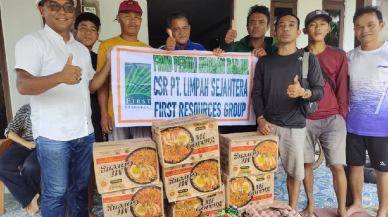First Resources Group Bantu Korban Banjir Jelai Hulu dan Manis Mata