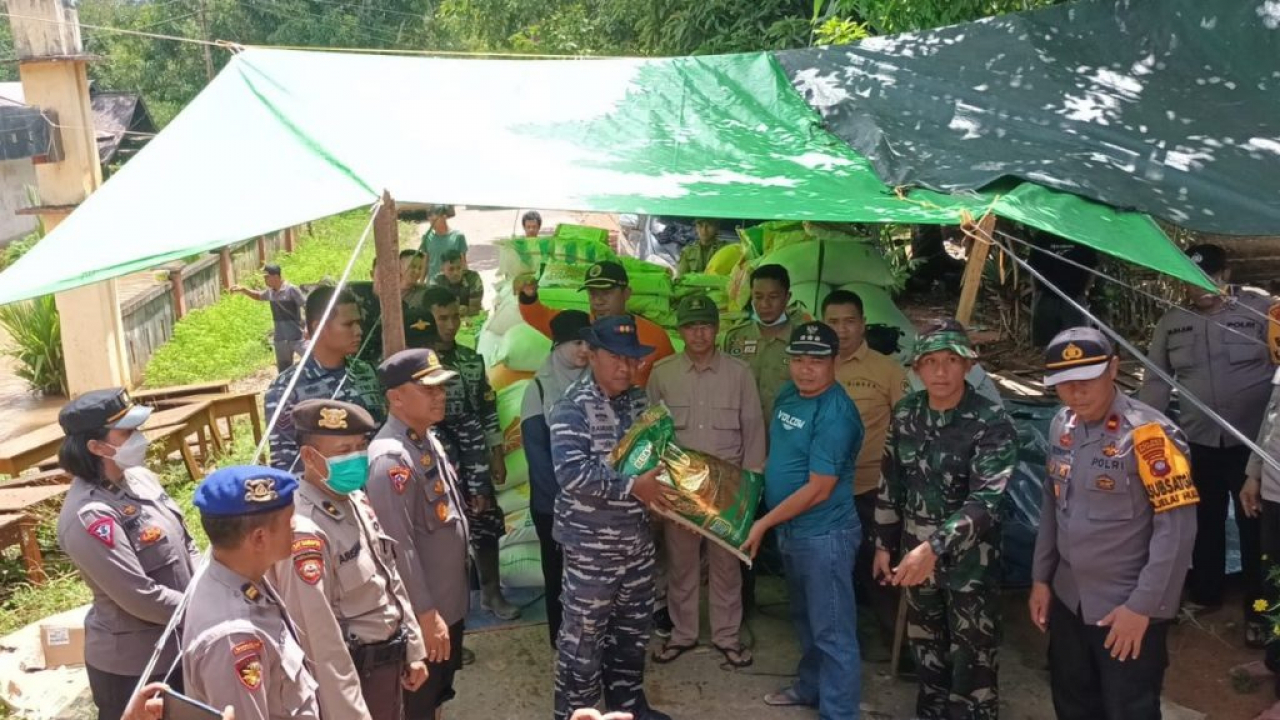 Tim Gabungan Polres Ketapang Salurkan Bansos banjir ke Kecamatan Jelai Hulu