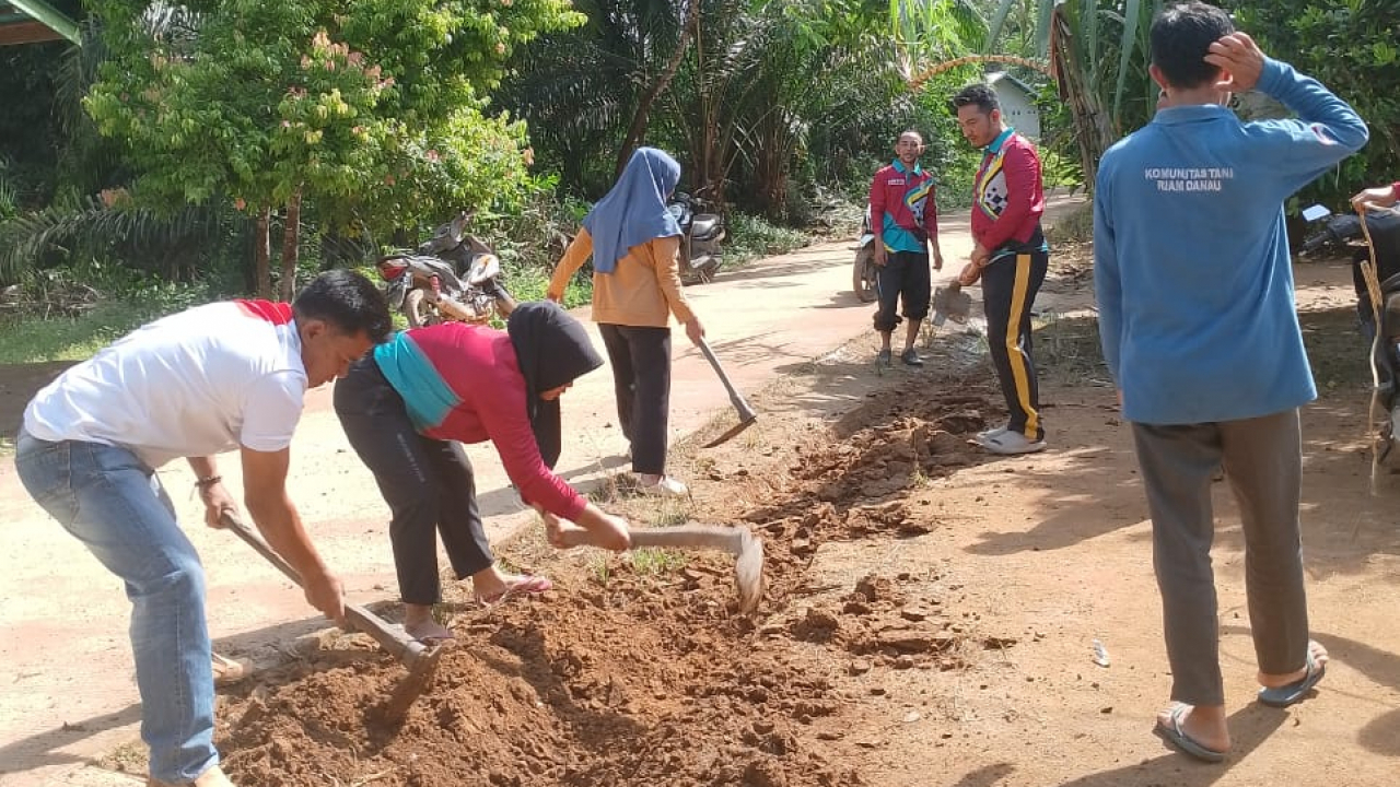 Gotong Royong Sanitasi Lingkungan di Rt 001