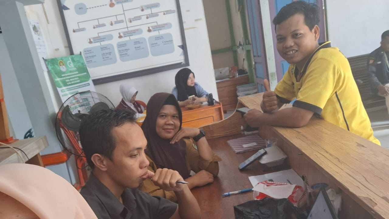 PERANGKAT DESA BERSAMA ANGGOTA BPD DI WAKTU ISTIRAHAT