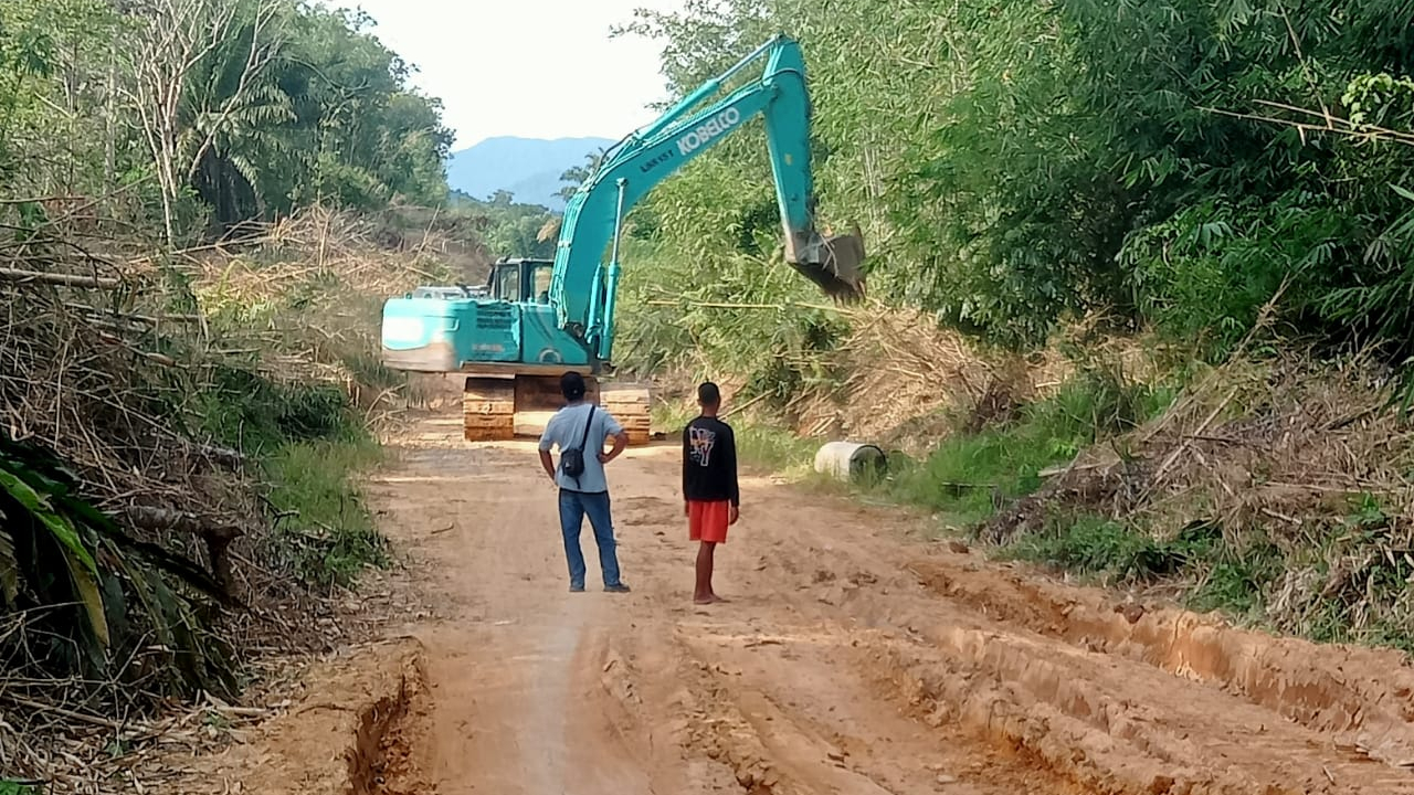 Perbaikan Jalan untuk Pembangunan Jaringan Listrik PLN, Desa Limpang Thn 2026