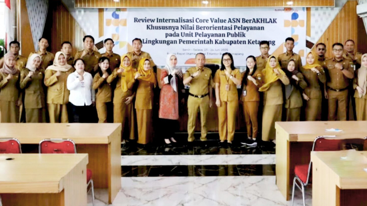 Sekda Ketapang Buka kegiatan Review Internalisasi Core Value ASN BerAKHLAK Pada Unit Pelayanan Publik Di Lingkungan Pemerintah Kabupaten Ketapang