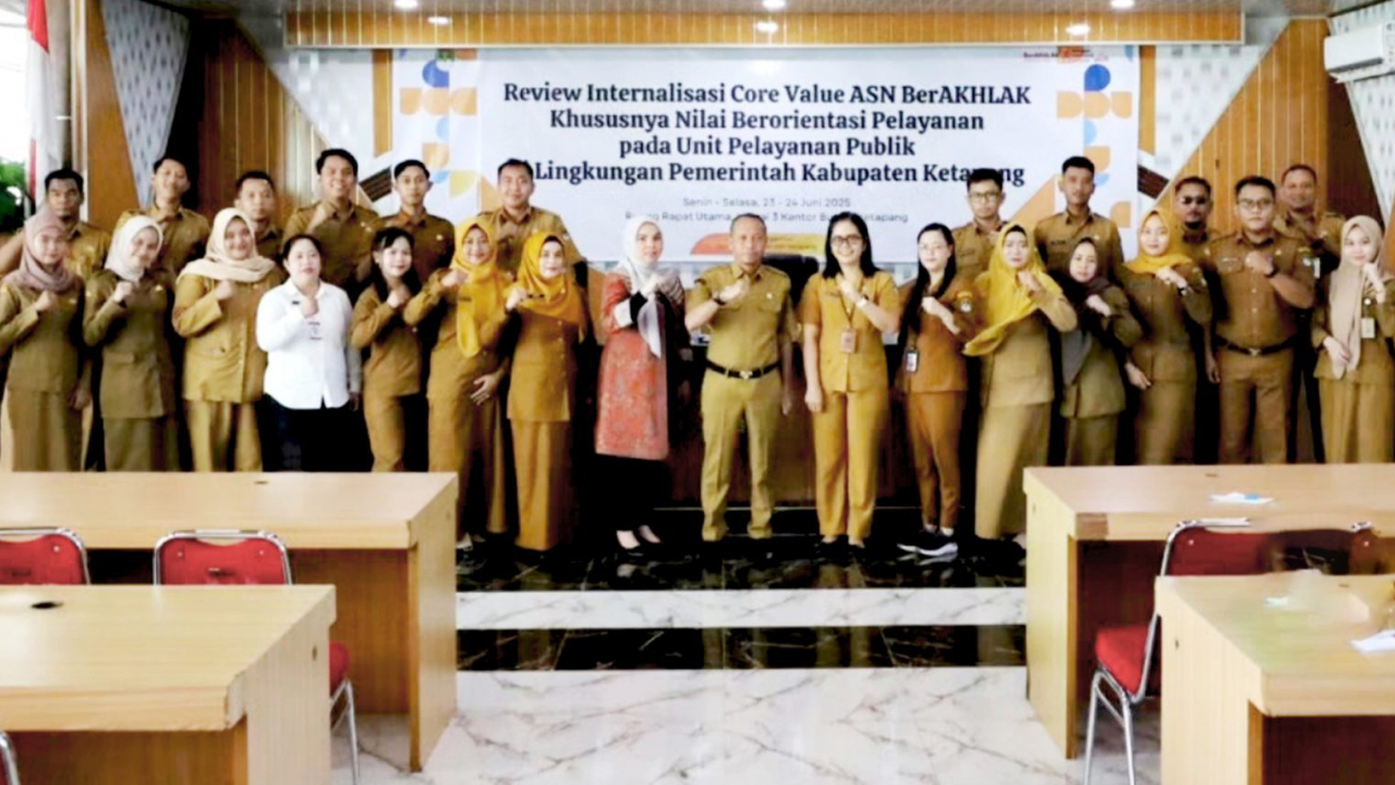 Sekda Ketapang Buka kegiatan Review Internalisasi Core Value ASN BerAKHLAK Pada Unit Pelayanan Publik Di Lingkungan Pemerintah Kabupaten Ketapang