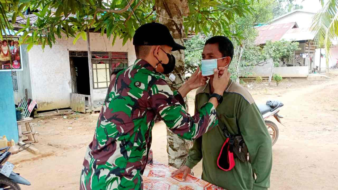 Cegah Penyebaran Covid-19, Koramil Jelai Hulu Jajaran Kodim 1203/Ktp Gencarkan PPKM Mikro Di Wilayahnya