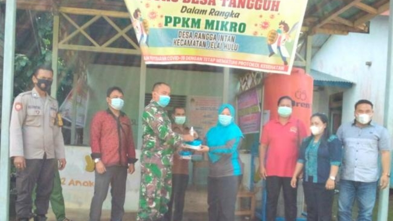 Babinsa Rangga Intan Serahkan Sarana Protokol Kesehatan Untuk PPKM Mikro