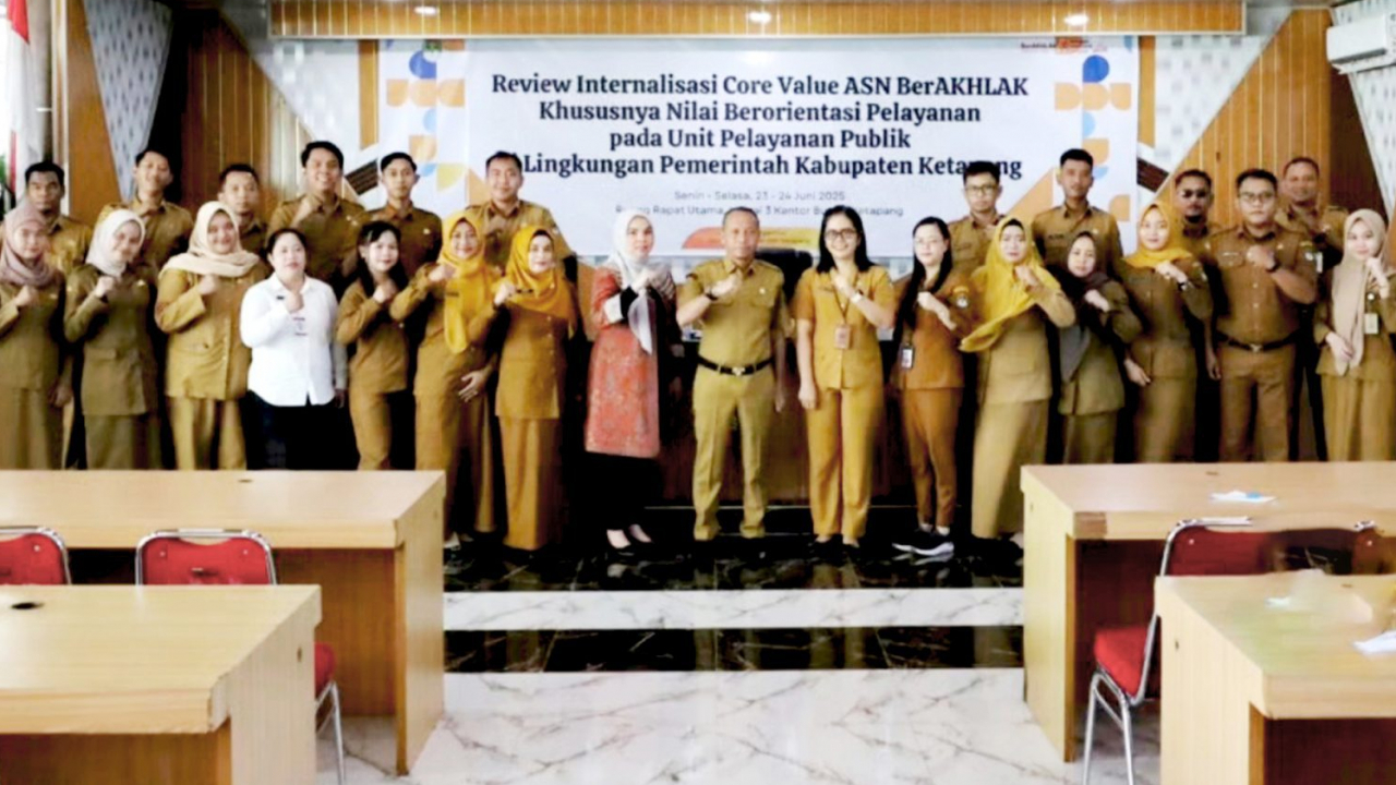 Sekda Ketapang Buka kegiatan Review Internalisasi Core Value ASN BerAKHLAK Pada Unit Pelayanan Publik Di Lingkungan Pemerintah Kabupaten Ketapang