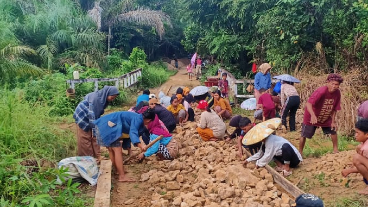 Pembangunan Jalan Usaha Tani di Desa Karang Dangin, Kecamatan Jelai Hulu, Kabupaten Ketapang