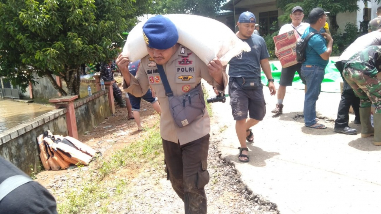Tim gabungan Polres Ketapang Salurkan Bantuan Banjir Di Kecamatan Jelai Hulu