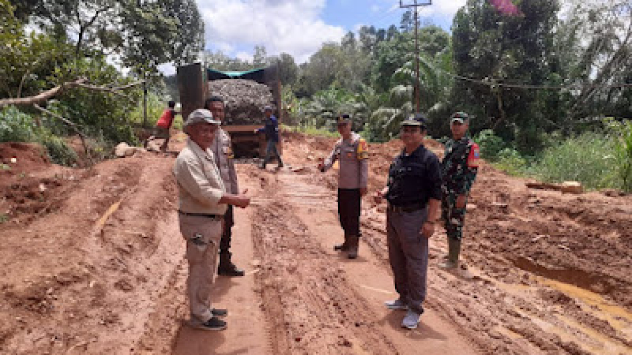 Luar Biasa, Kapolsek Jelai Hulu Perbaiki Jalan Rusak