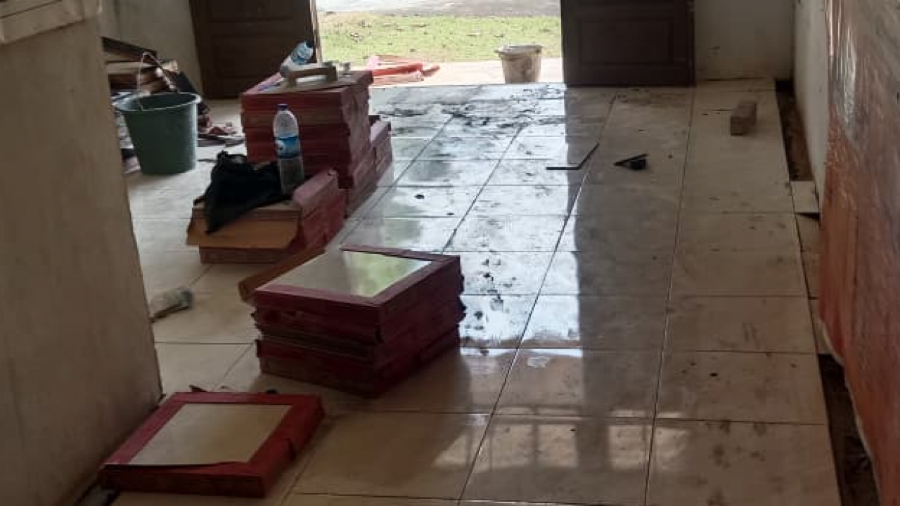 Peningkatan Lantai Kantor Desa Perigi: Pelayanan Lebih Baik