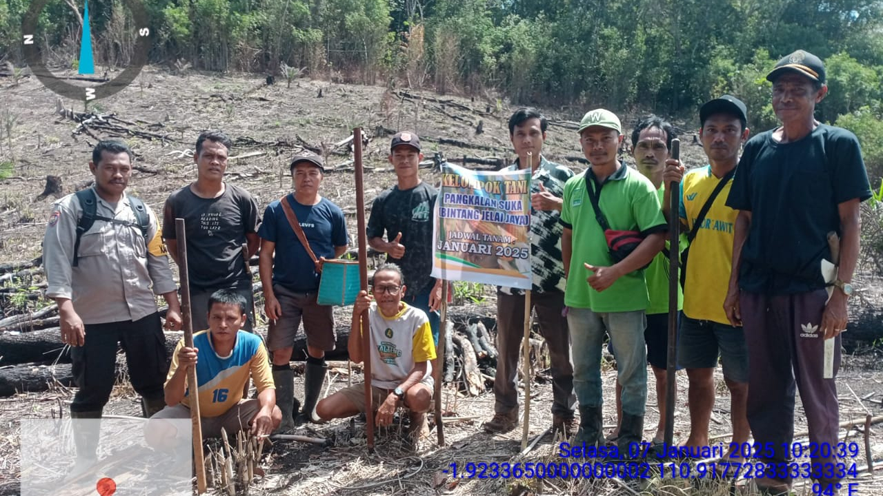 Bersama Kelompok Tani, Bhabinkamtibmas Desa Pangkalan Paket Kecamatan Jelai Hulu Dukung Program Ketahanan Pangan