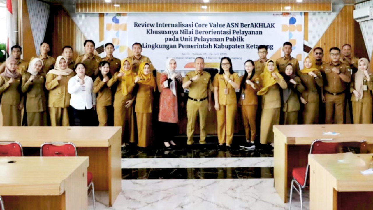Sekda Ketapang Buka kegiatan Review Internalisasi Core Value ASN BerAKHLAK Pada Unit Pelayanan Publik Di Lingkungan Pemerintah Kabupaten Ketapang