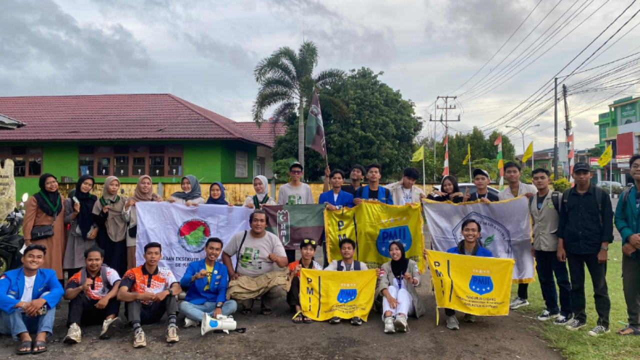 Aliansi Mahasiswa Ketapang Gelar Aksi Galang Dana Warga Desa Sukabangun