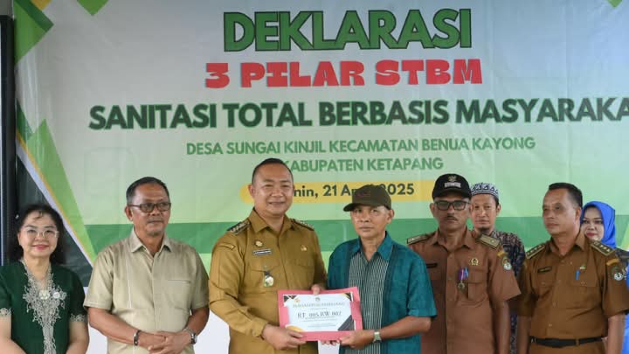 Desa Sungai Kinjil Resmi ODF, Bupati Ketapang Serahkan Sertifikat Langsung ke Warga