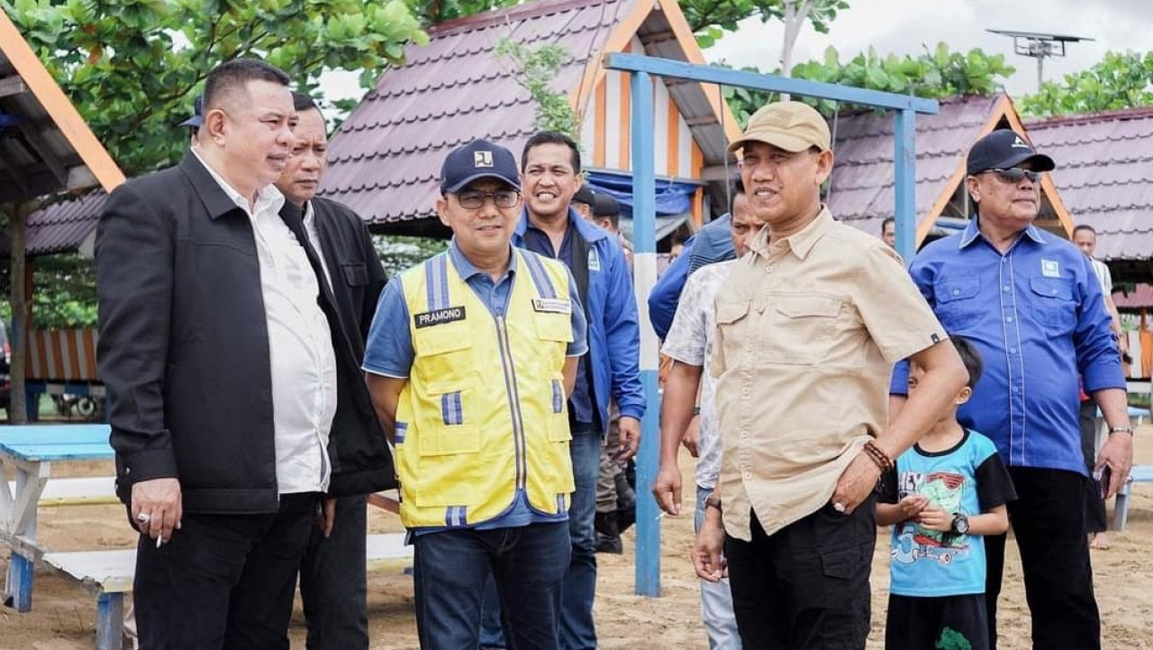 Farhan Bersama Boyman Harun Tinjau Abrasi Pantai Pecal Sungai Kinjil Ketapang