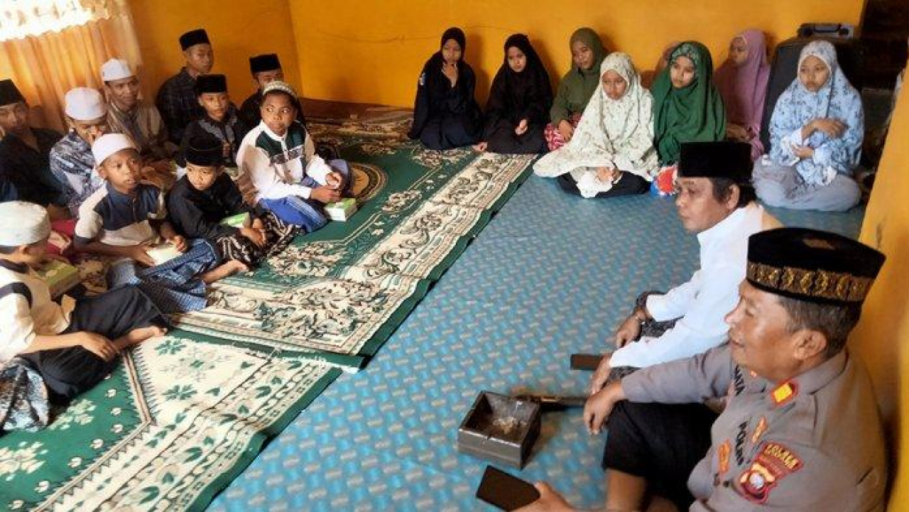 Polres Ketapang Sambangi Pondok Pesantren Nur Ilahi Al-Islami   Artikel ini telah tayang di TribunPontianak.co.id dengan judul Polres Ketapang Sambangi Pondok Pesantren Nur Ilahi Al-Islami