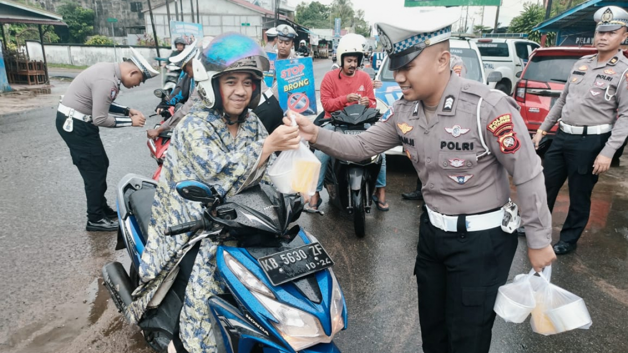 Polres Ketapang Berbagi Takjil Sembari Edukasi Keselamatan Berlalu Lintas
