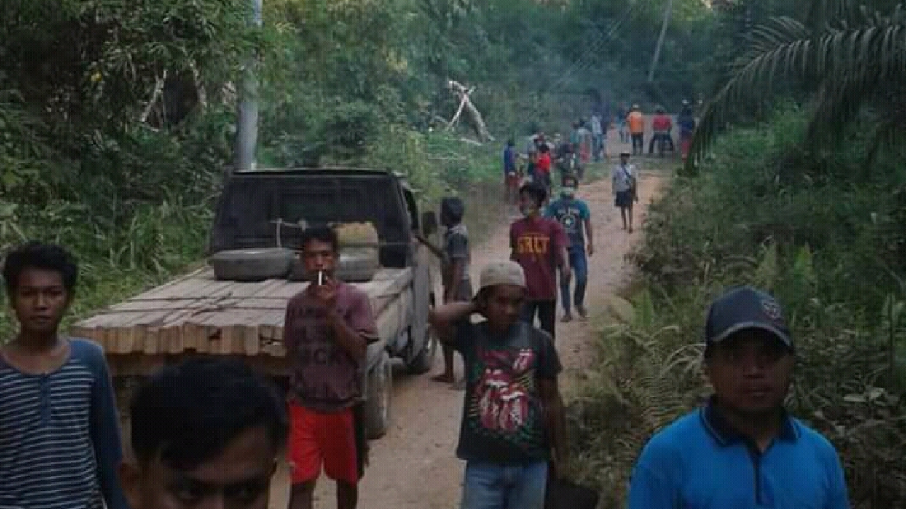 Gabungan Masyarakat Desa Menyumbung dan Desa Benua Krio Kecamatan Hulu Sungai lakukan perandangan jalur PLN