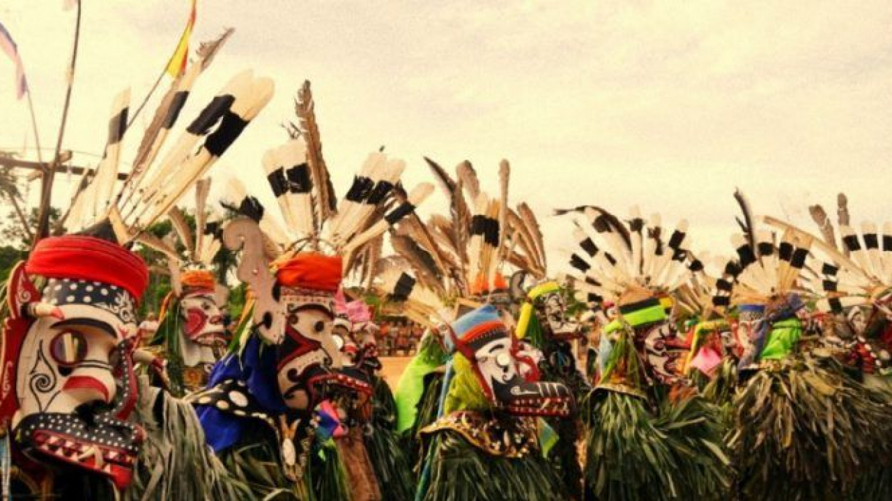 Kebudayaan Lokal dan Tradisi Adat Dayak