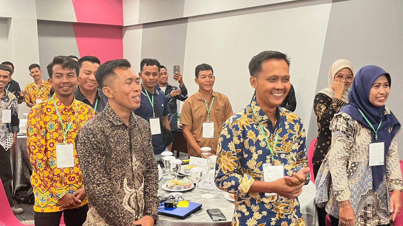 Peningkatan Kapasitas Aparatur Desa Melalui Pelatihan Aplikasi Digital di Favehotel Ketapang