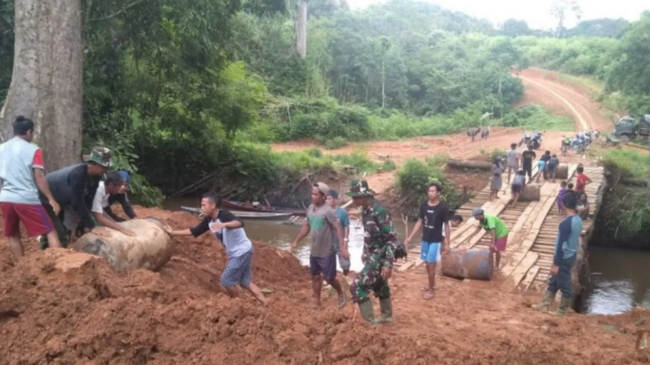 Kodim 1203 bangun jalan Penghubung di Ketapang