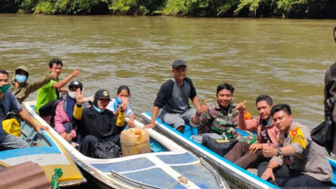 Muspika Hulu Sungai di Ketapang susuri riam demi percepat vaksinasi di pedalaman