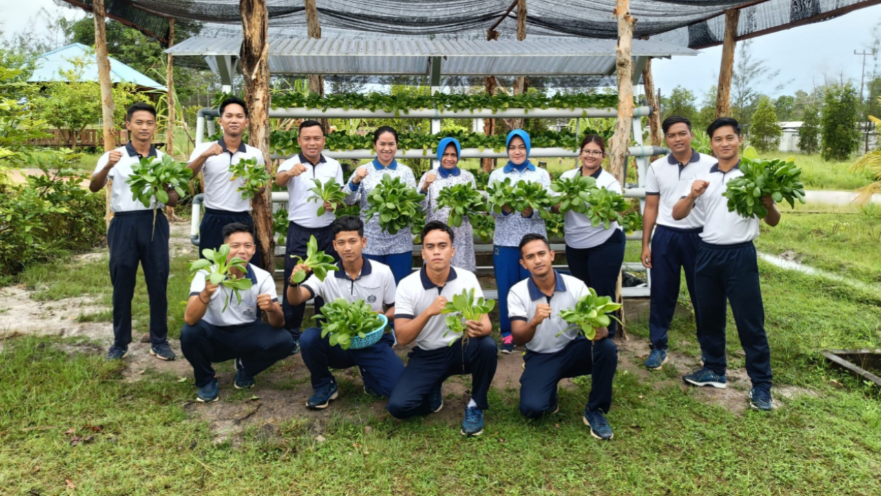 Prajurit dan Jalasenastri Lanal Ketapang Panen Selada Air Hasil Ketahanan Pangan