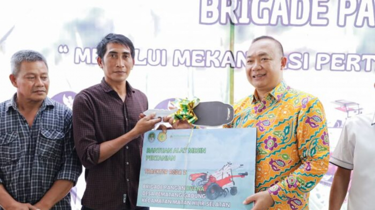 Bupati dan Wabup Ketapang Serahkan Bantuan Alsintan Pertanian