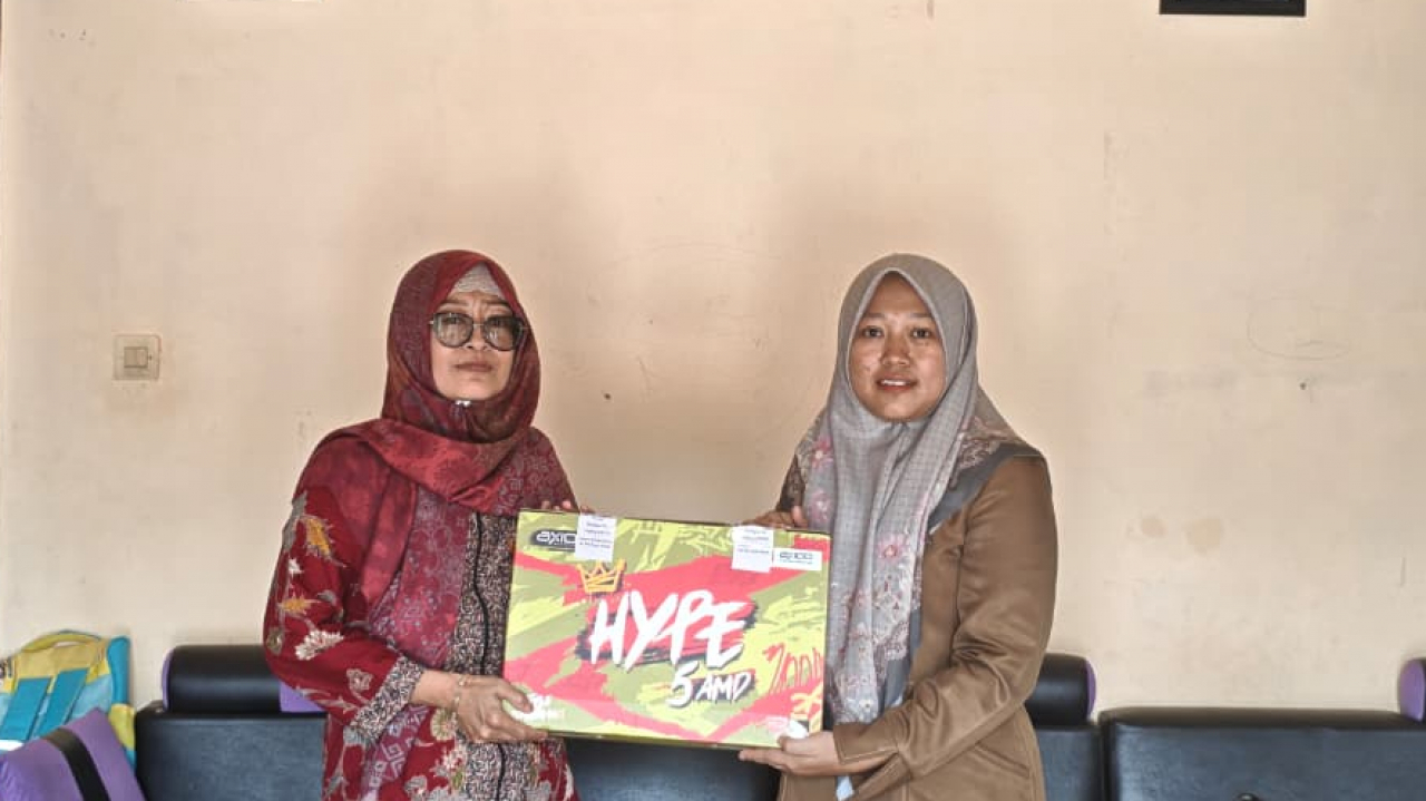 Dukung Digitalisasi Pendidikan, Pemdes Sari Bekayas Serahkan Bantuan Laptop ke TK Al-Muhajirin V