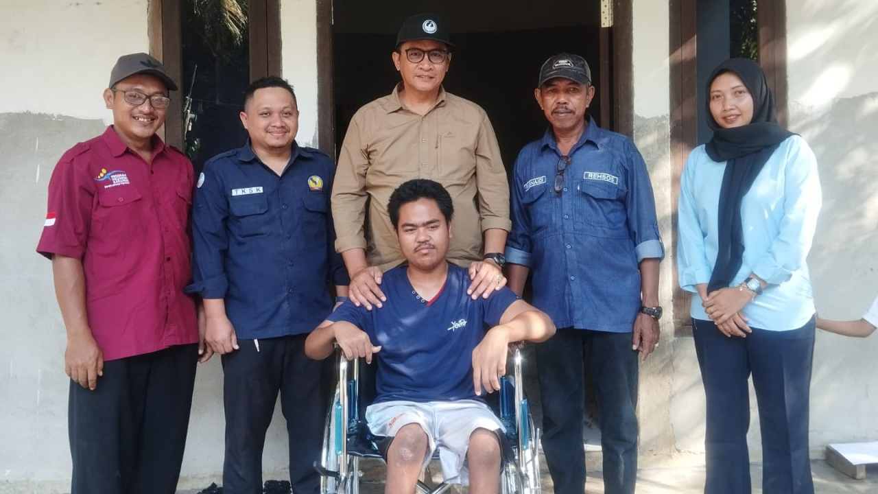 Dinsos Ketapang Salurkan Bantuan Kursi Roda untuk Penyandang Disabilitas di Desa Sari Bekayas