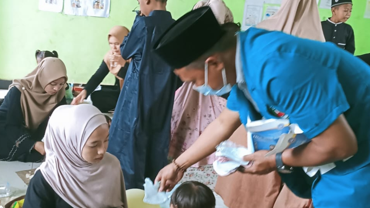 Kades ADJ membagikan masker di yayasan PP Nahdlatul ummah
