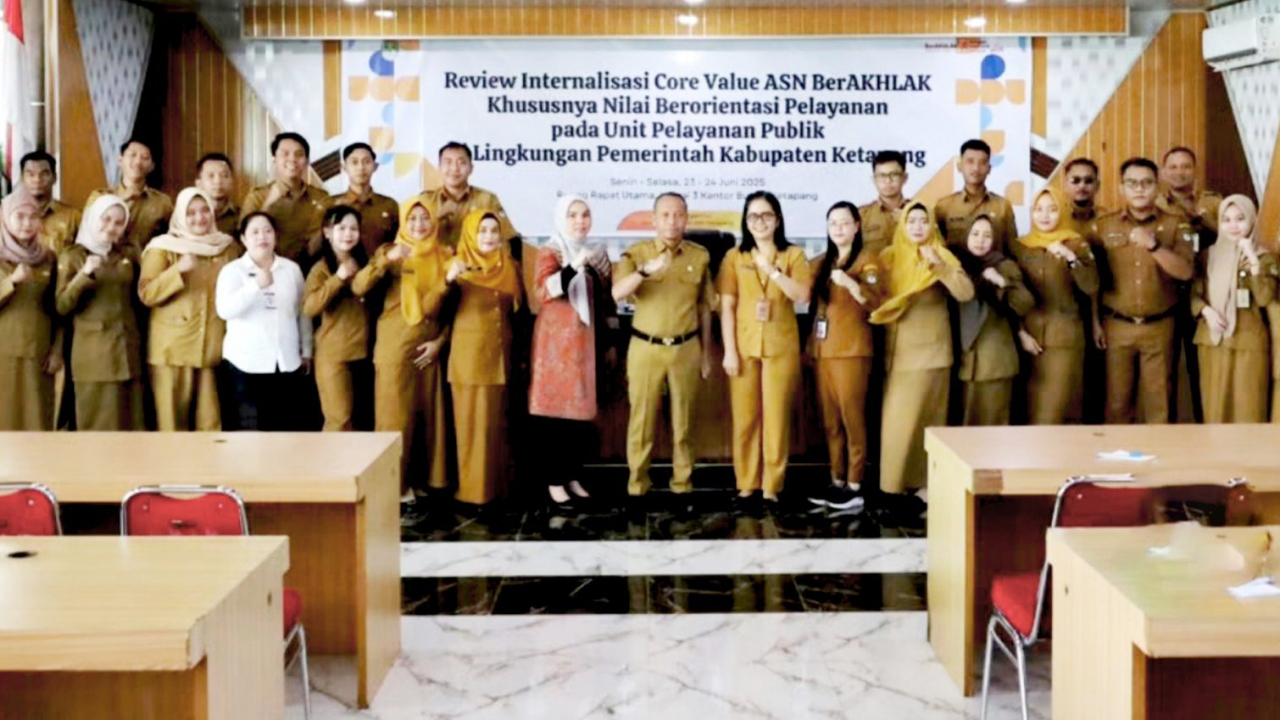 Sekda Ketapang Buka kegiatan Review Internalisasi Core Value ASN BerAKHLAK Pada Unit Pelayanan Publik Di Lingkungan Pemerintah Kabupaten Ketapang
