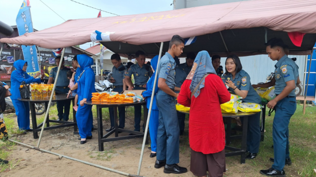 Bazar Murah Ramadhan TNI Tahun 2025 Lanal Ketapang Menjadi Primadona Masyarakat Kota Ketapang