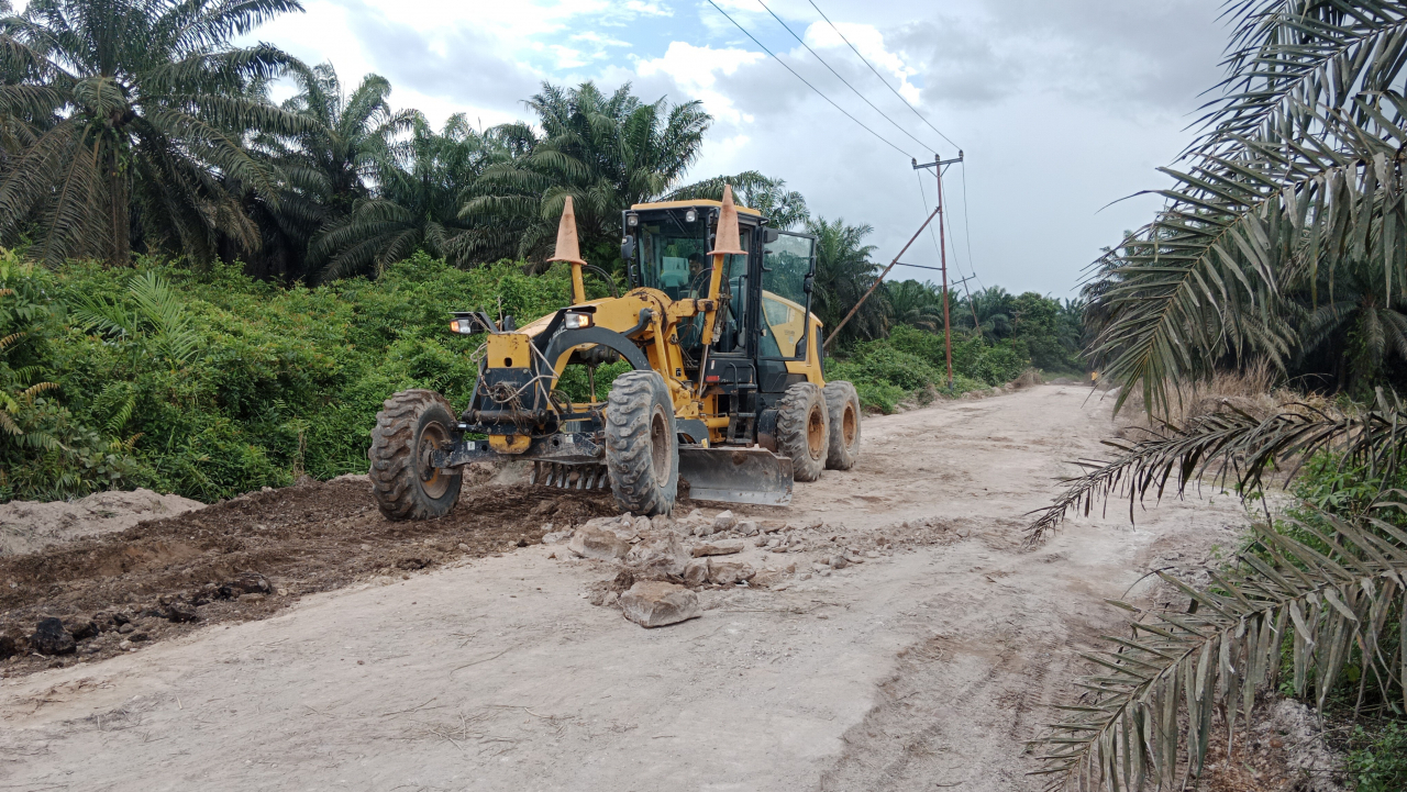 Sinergi Pembangunan Infrastruktur: Pemeliharaan Jalan Desa Sukamulya melalui Program CSR PT. Bukit Palem