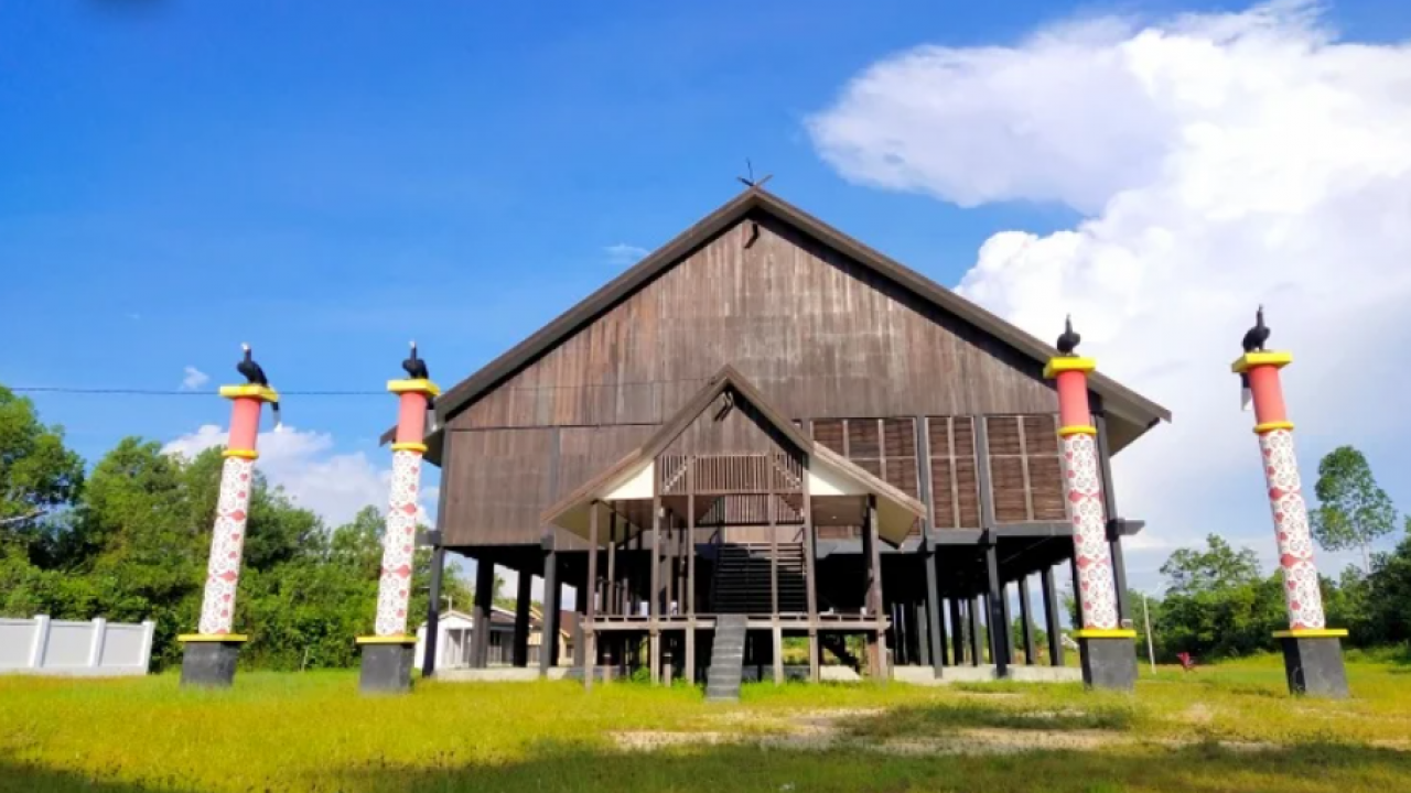 Rumah Adat Dayak Ketapang