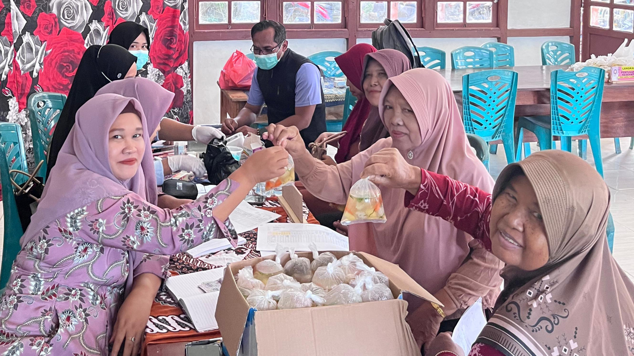 Kegiatan Pemeriksaan dan PMT Posyandu Flamboyan Lansia, Balita dan Bumil