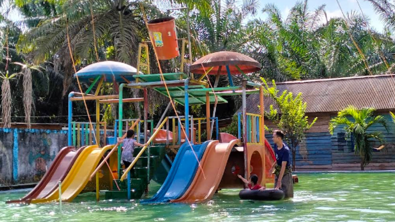 Wahana kolam renang dan cafe