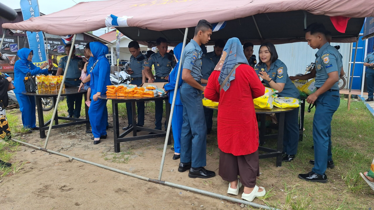 Bazar Murah Ramadhan TNI Tahun 2025 Lanal Ketapang Menjadi Primadona Masyarakat Kota Ketapang