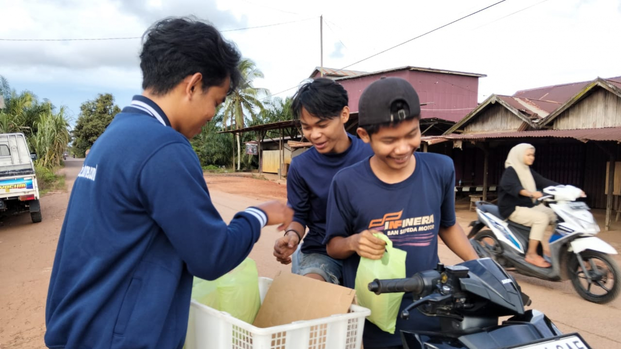 Wartawan Ketapang Berbagi Takjil Gratis di Simpang Empat Kanalisasi, Sungai Pelang