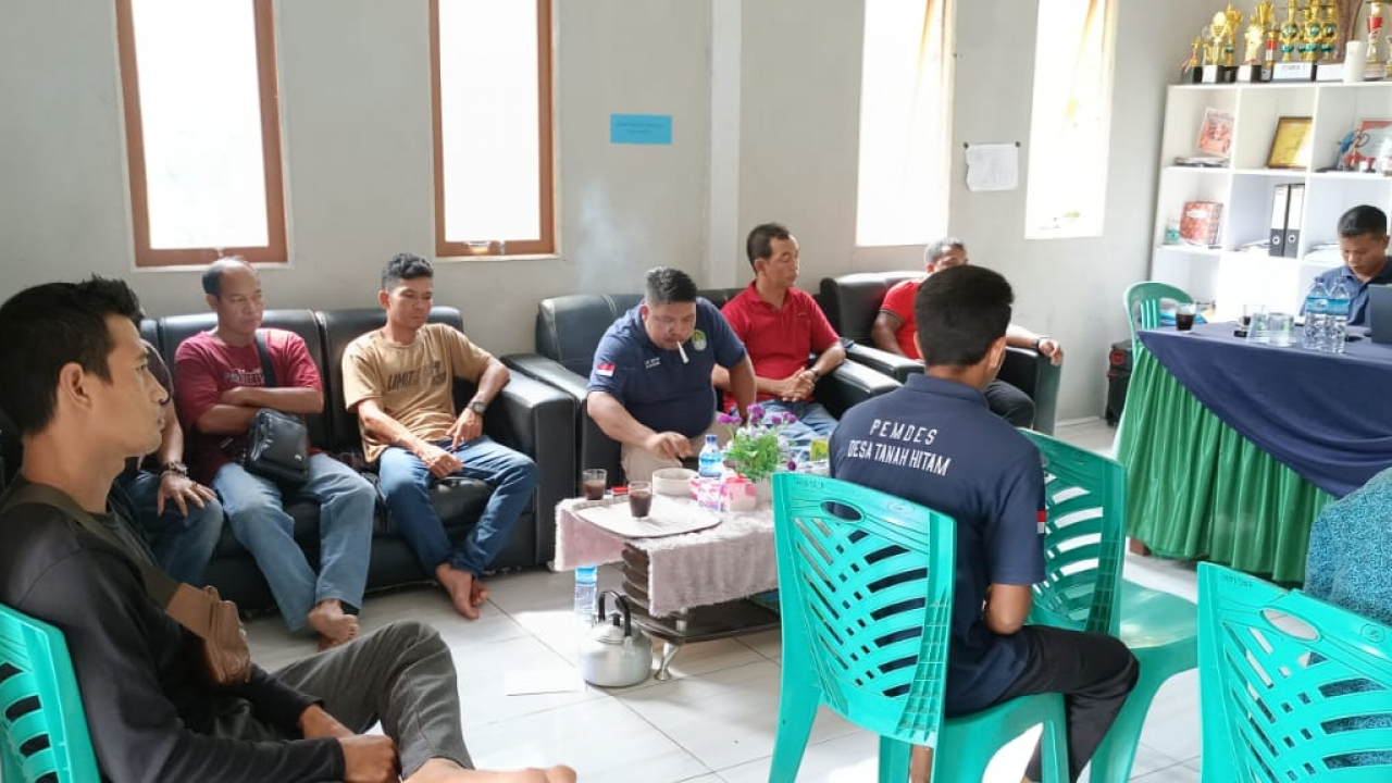 Gotong Royong Memperkuat Kebersamaan Warga Desa Tanah Hitam