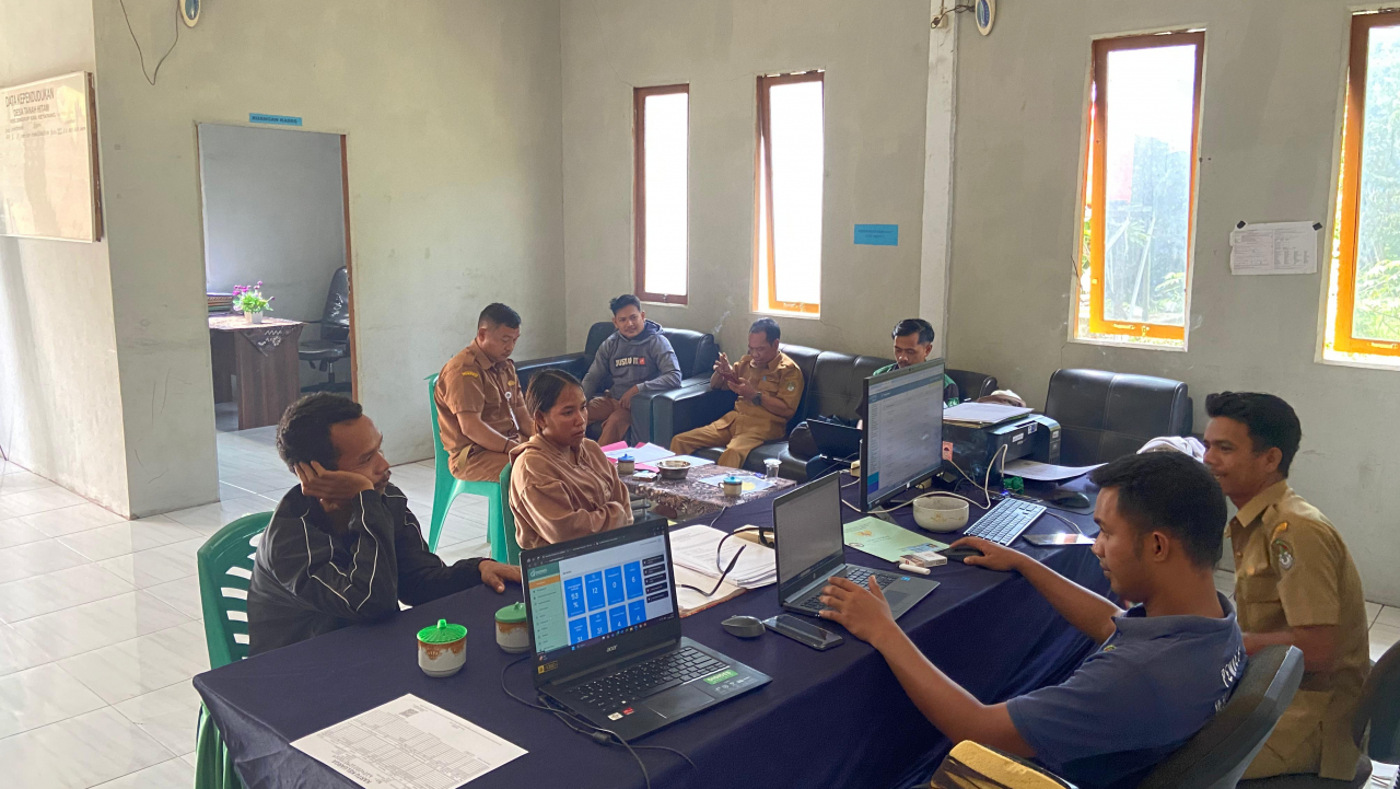 Pelayanan Masyarakat oleh kasi tapem  Desa Tanah Hitam