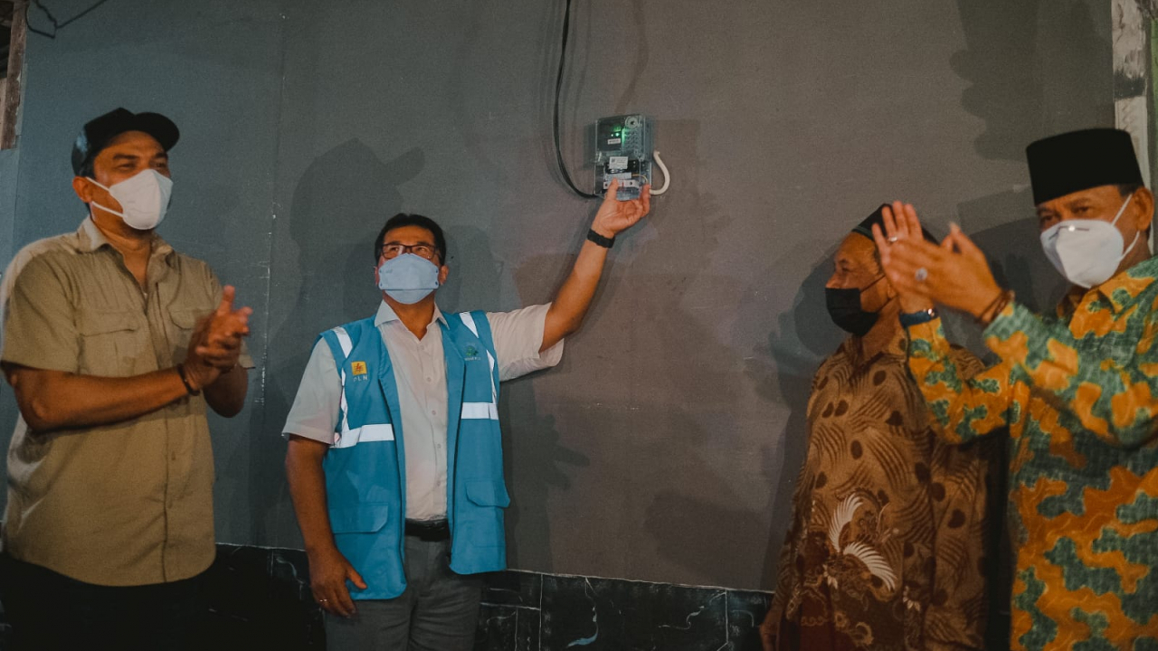 Bangun Jaringan Listrik Rp 4,2 Miliar, Warga Desa Terpencil di Kalbar Kini Bisa Nikmati Listrik PLN