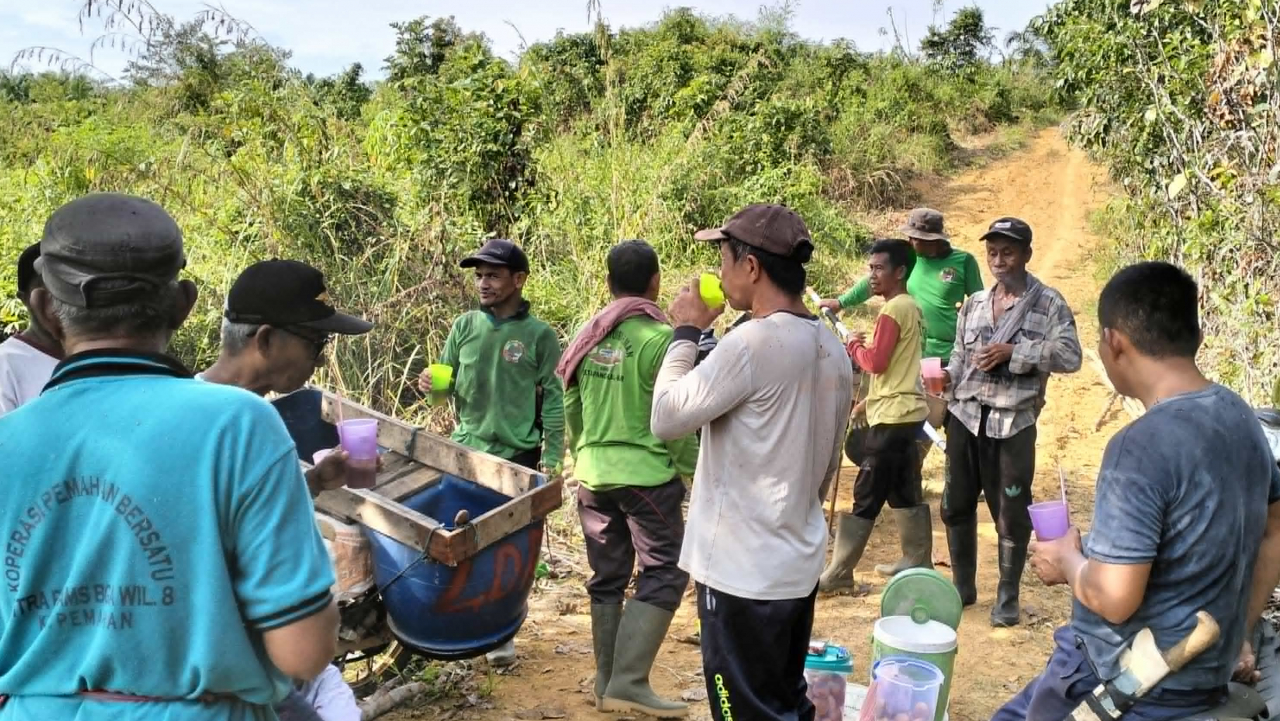 Gotong Royong Kayu Perancah untuk Pembangunan Masjid Al-Hidayah di Desa Muara Gerunggang