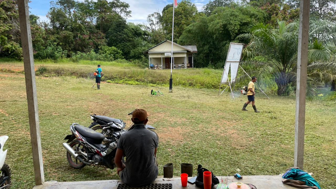 Bersih-bersih Pekarangan Kantor Desa dan Gedung Posyandu oleh Pemdes Muara Gerunggang