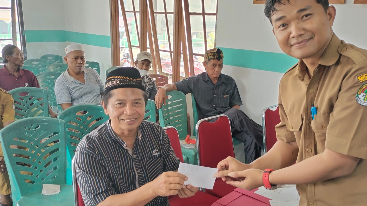 Perkuat Dukungan untuk Rumah Ibadah, Pemdes Beringin Jaya Salurkan Bantuan Rp1 Juta per Rumah Ibadah