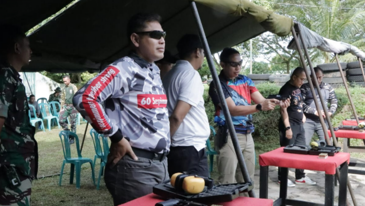 Jaga Kekompakan Dan Sinergitas, Kapolres Ketapang Latihan Menembak Bersama Forkopimda