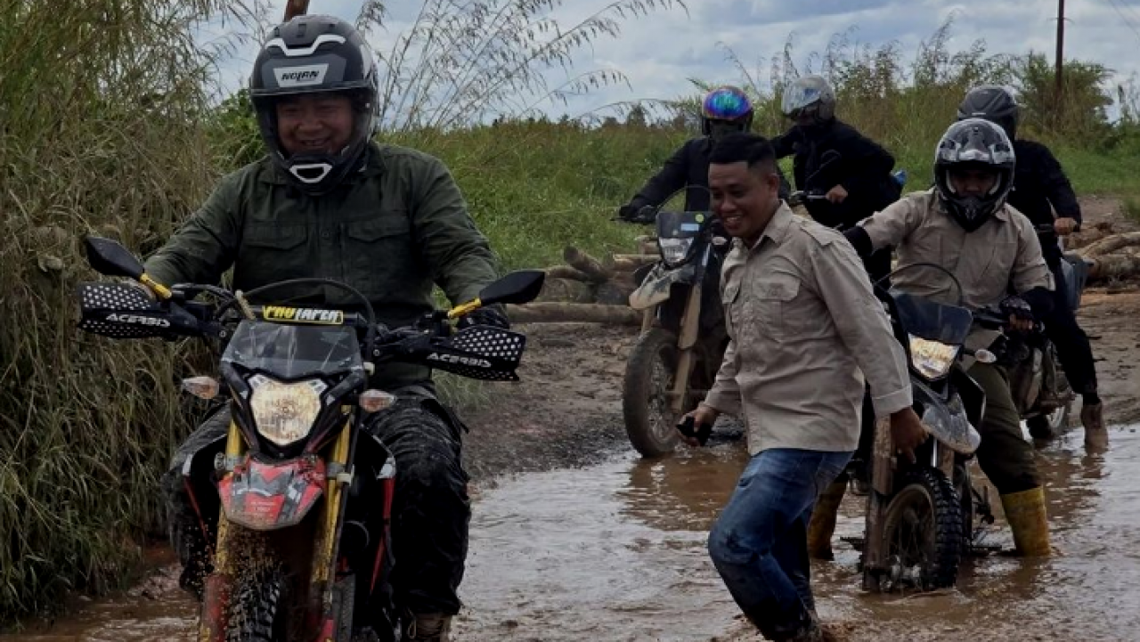 Bupati Ketapang Tinjau Jalan Rusak Pakai Motor: Ingin Rasakan yang Dirasakan Warga