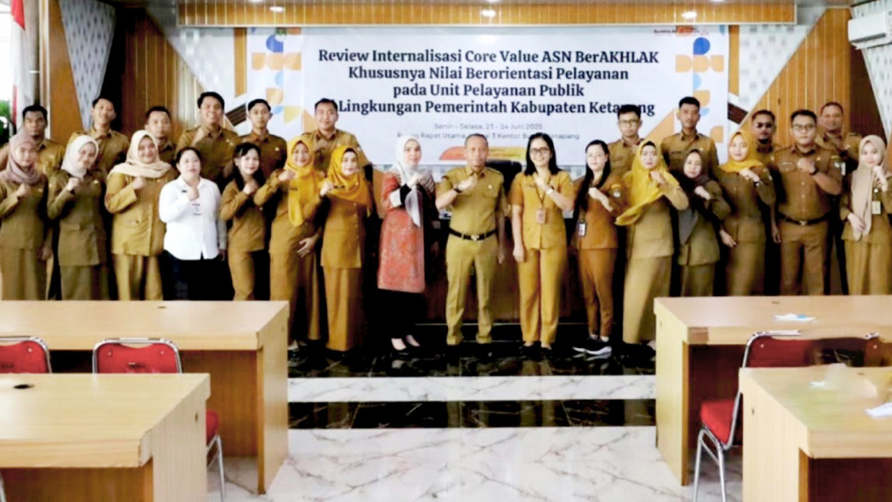 Sekda Ketapang Buka kegiatan Review Internalisasi Core Value ASN BerAKHLAK Pada Unit Pelayanan Publik Di Lingkungan Pemerintah Kabupaten Ketapang