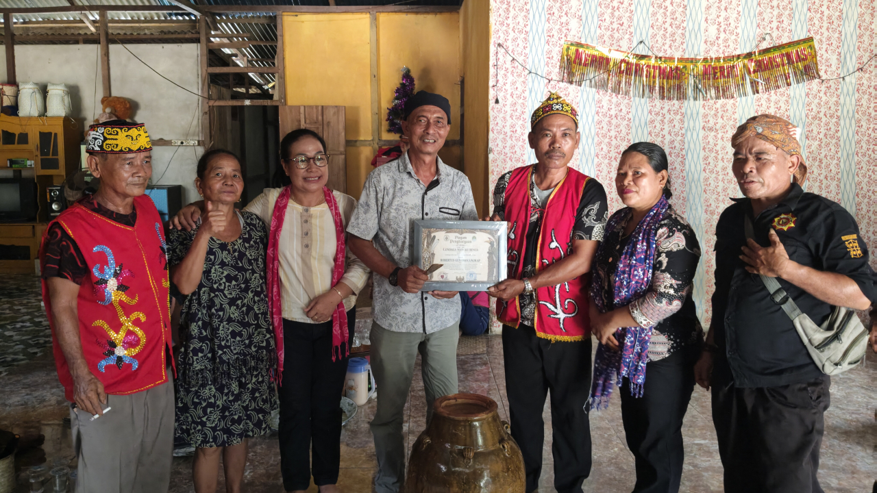 Melestarikan Tradisi, Menjaga Harmoni: Pemdes dan Lembaga Adat Dayak Jairan Jaya Anugerahkan Gelar "Cendaga Mangku Benua" kepada Camat Sungai Melayu Rayak