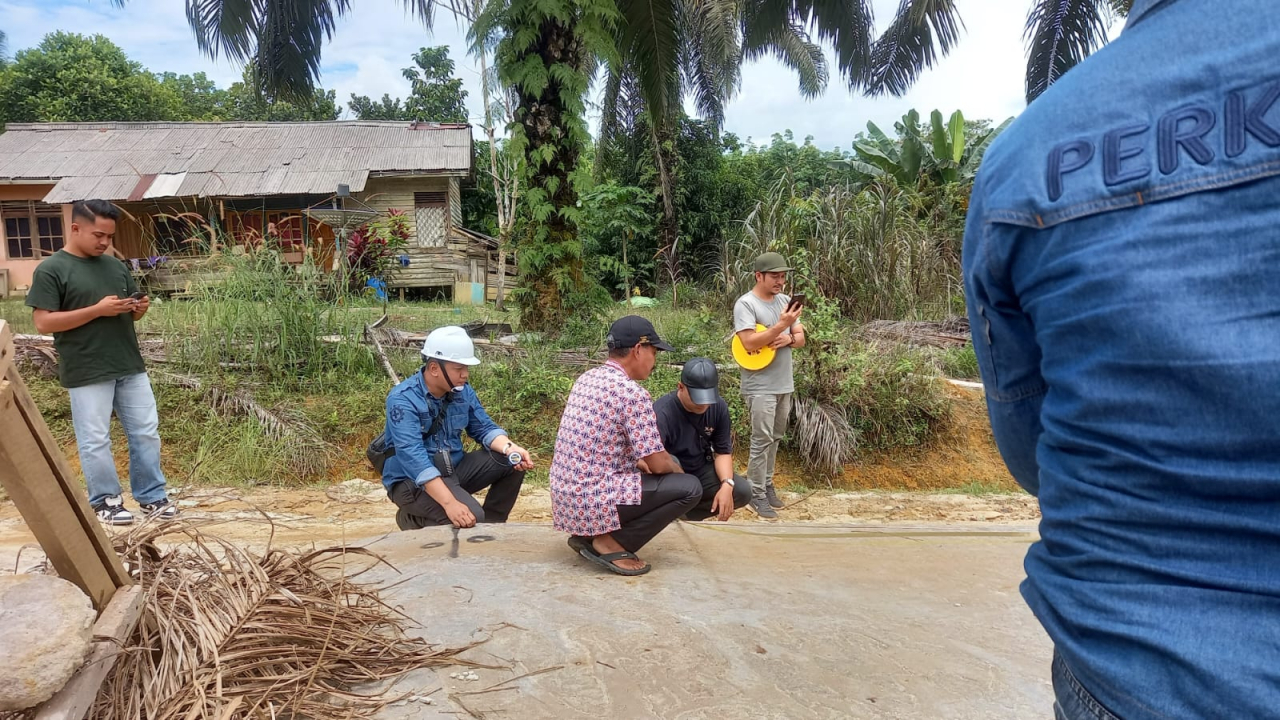 DINAS PERKIMLH TINJAU PEKERJAAN PEMBANGUNAN JALAN LINGKUNGAN PERMUKIMAN DI DESA JAIRAN JAYA KECAMATAN SUNGAI MELAYU RAYAK